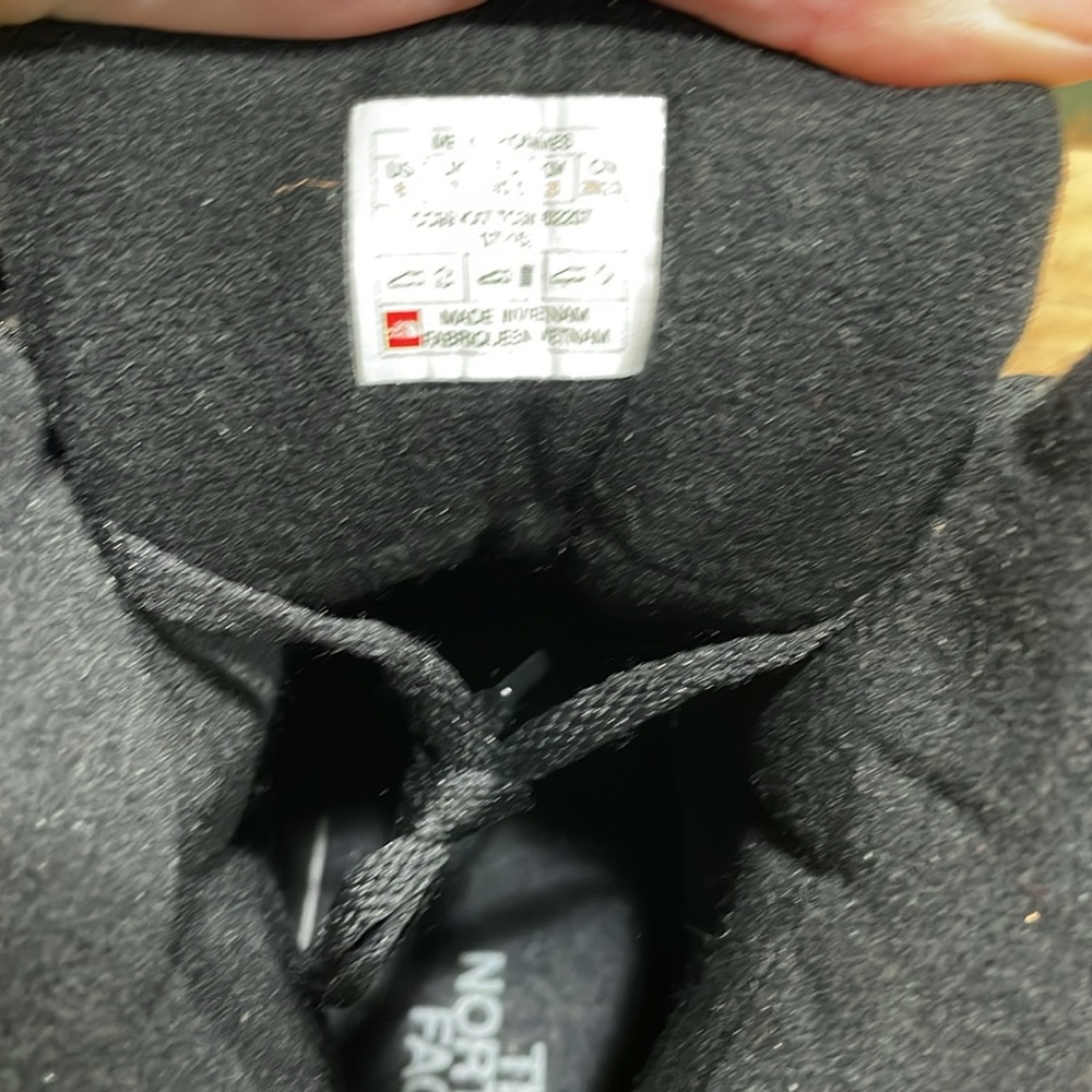 Brand new unworn The North Face Chilkat waterproof boot in black leather. - Picture 4 of 6